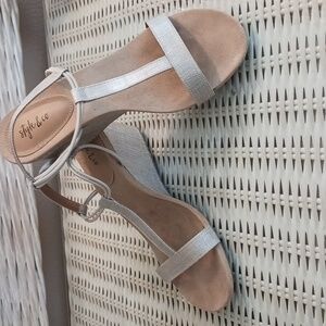 Style and Company size 8 beige/gold with metallic tones